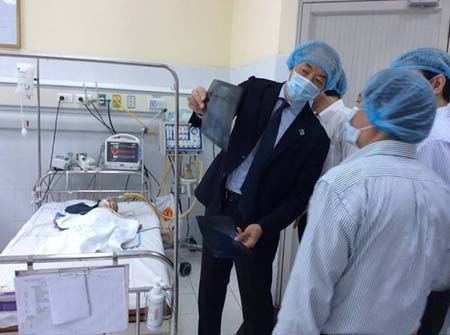 Ông Takeshi Kasai, Trưởng đại diện WHO tại Việt Nam xem phim hình ảnh của một bệnh nhi tại Bệnh viện Nhi Trung ương.